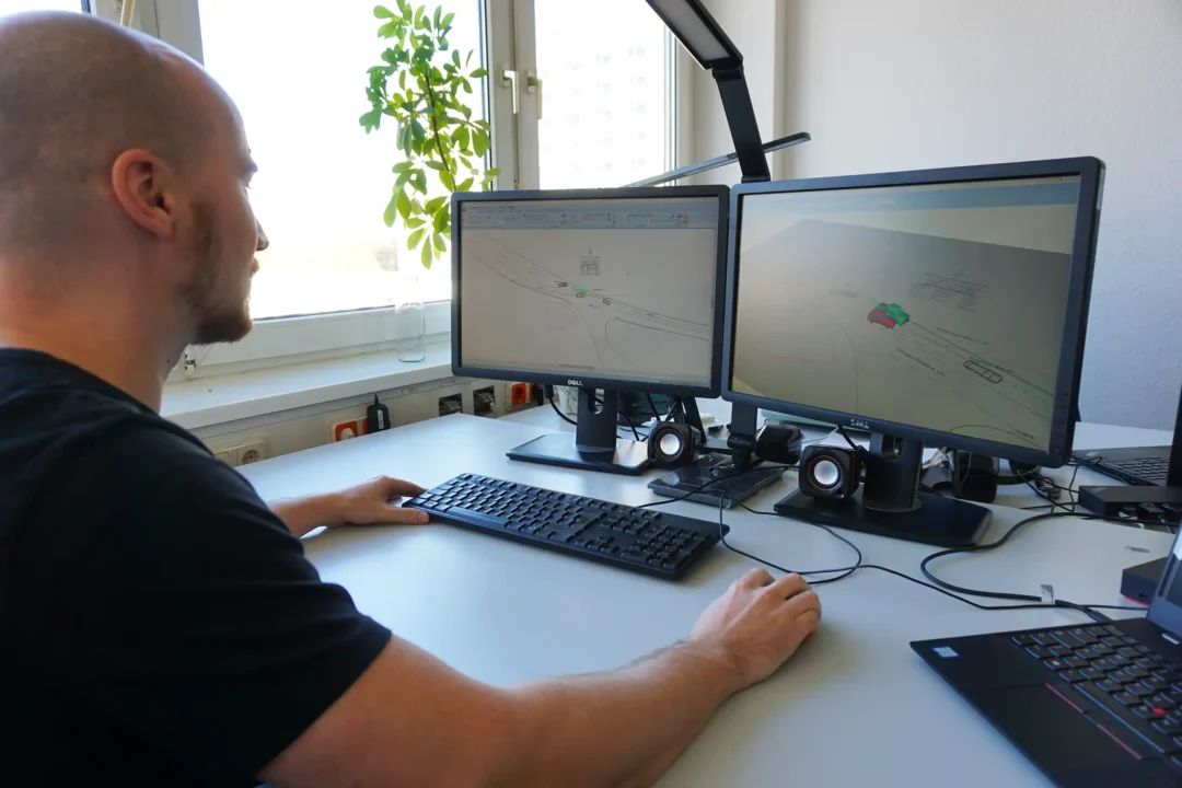 Mitarbeiter der VUFO bei Unfallrekonstruktion am Computer