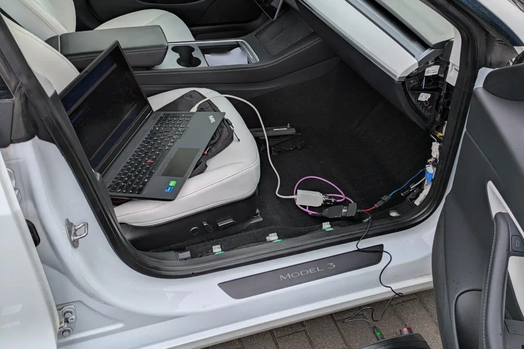 Auslesen eines Unfalldatenspeichers (EDR) im Innenraum eines Fahrzeug mit leichten Schäden