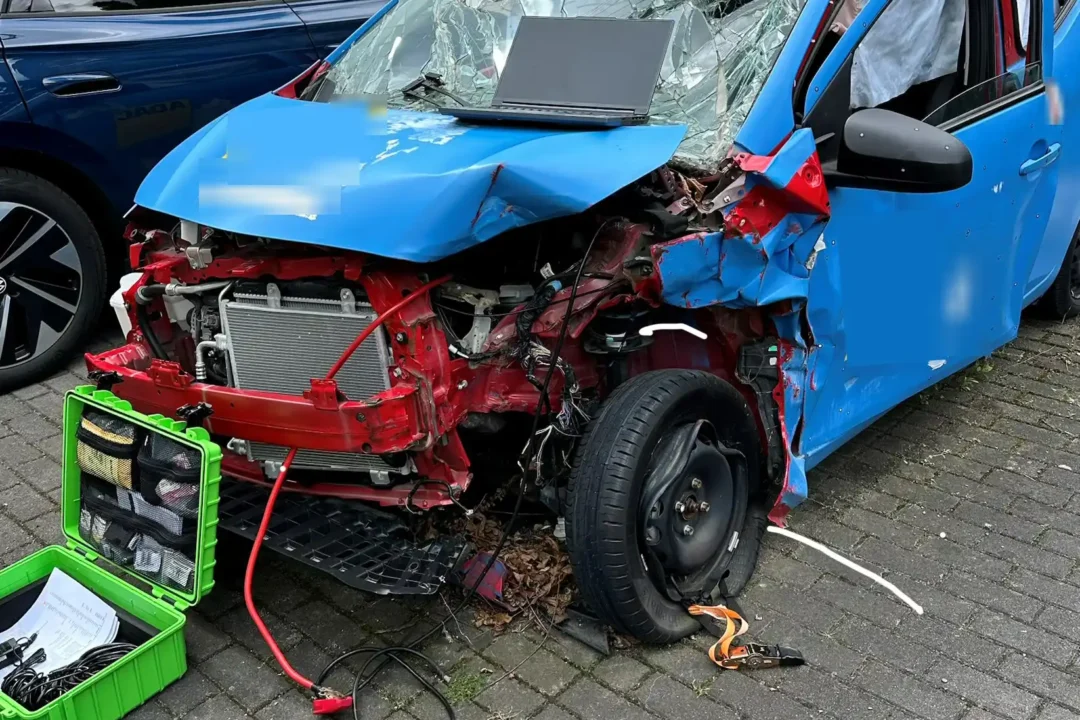 Auslesen eines Unfalldatenspeichers (EDR) an einem Fahrzeug mit Totalschaden von außen